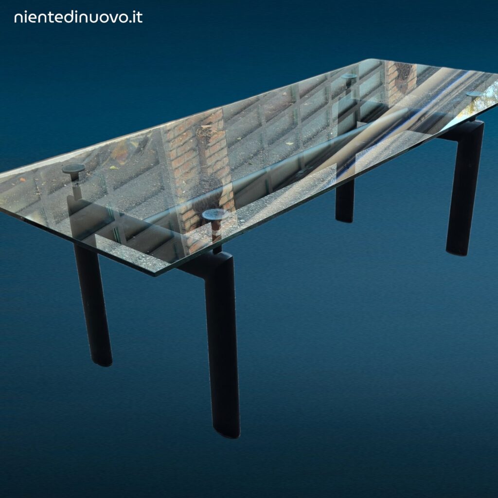 Tavolo in cristallo stile LC6 con struttura metallica anni Ottanta