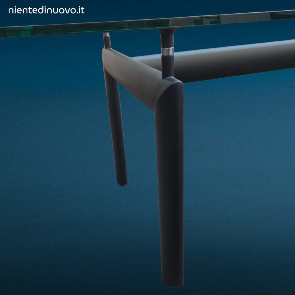 Tavolo in cristallo stile LC6 con struttura metallica anni Ottanta