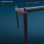 Tavolo in cristallo stile LC6 con struttura metallica anni Ottanta