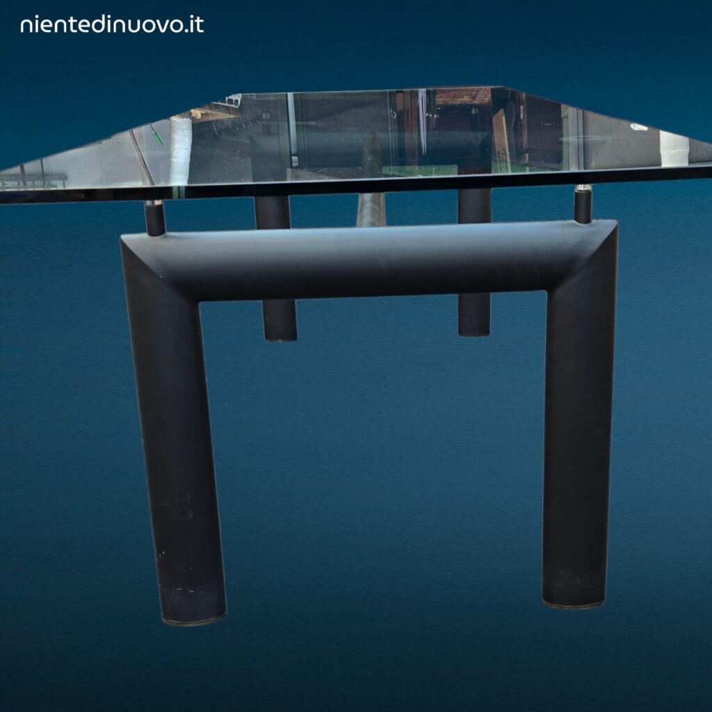 Tavolo in cristallo stile LC6 con struttura metallica anni Ottanta