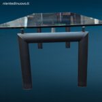 Tavolo in cristallo stile LC6 con struttura metallica anni Ottanta