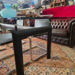 Tavolo in cristallo stile LC6 con struttura metallica anni Ottanta