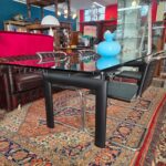 Tavolo in cristallo stile LC6 con struttura metallica anni Ottanta