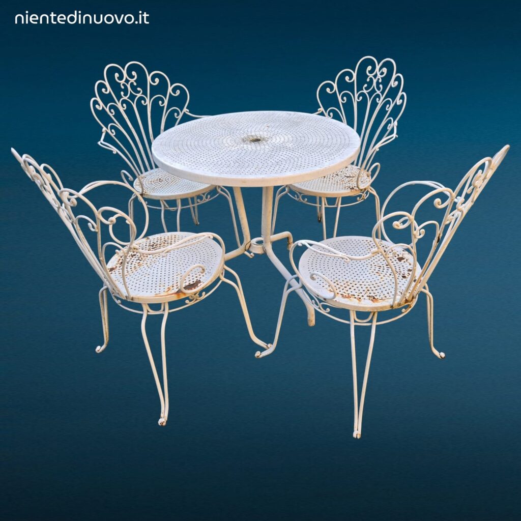 Salottino completo da esterno vintage in ferro battuto con quattro sedie e tavolino rotondo