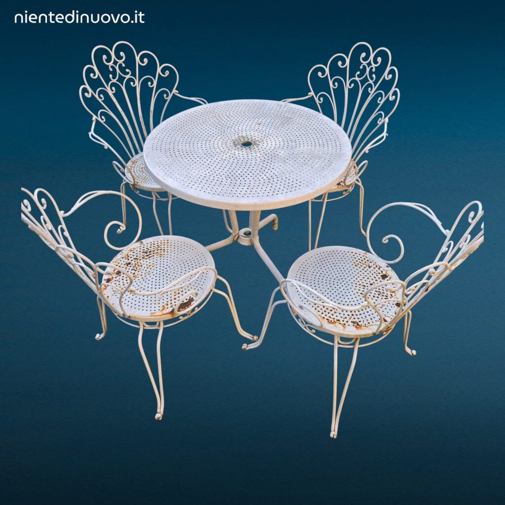 Salottino completo da esterno vintage in ferro battuto con quattro sedie e tavolino rotondo