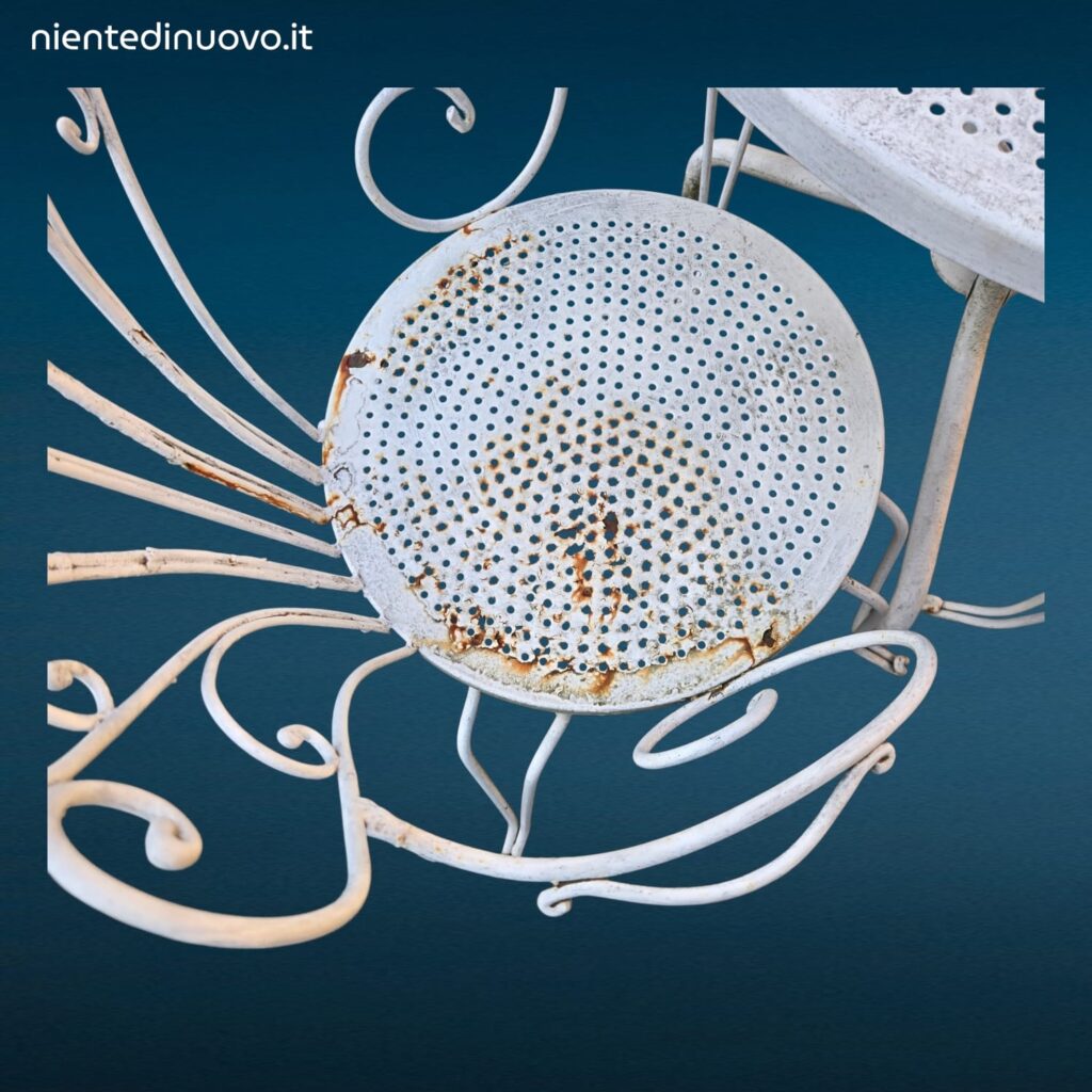 Salottino completo da esterno vintage in ferro battuto con quattro sedie e tavolino rotondo