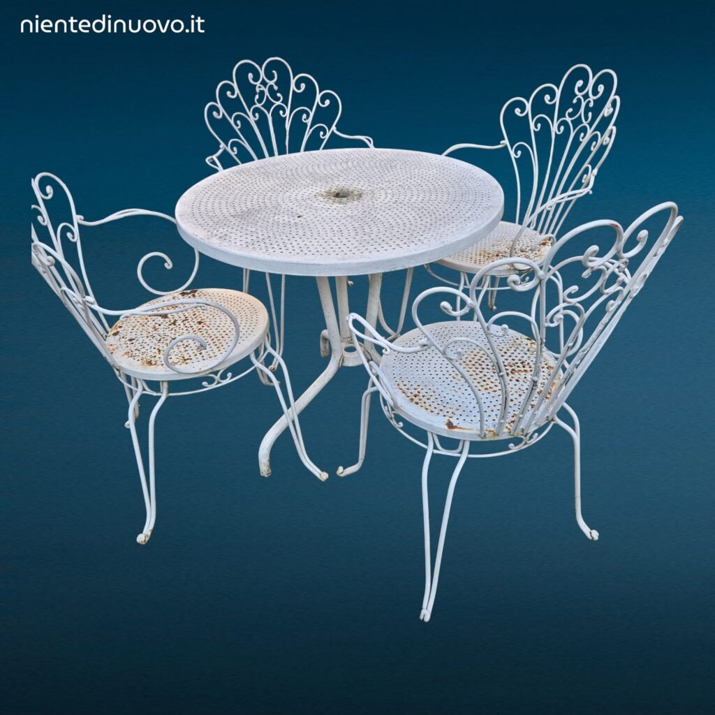 Salottino completo da esterno vintage in ferro battuto con quattro sedie e tavolino rotondo