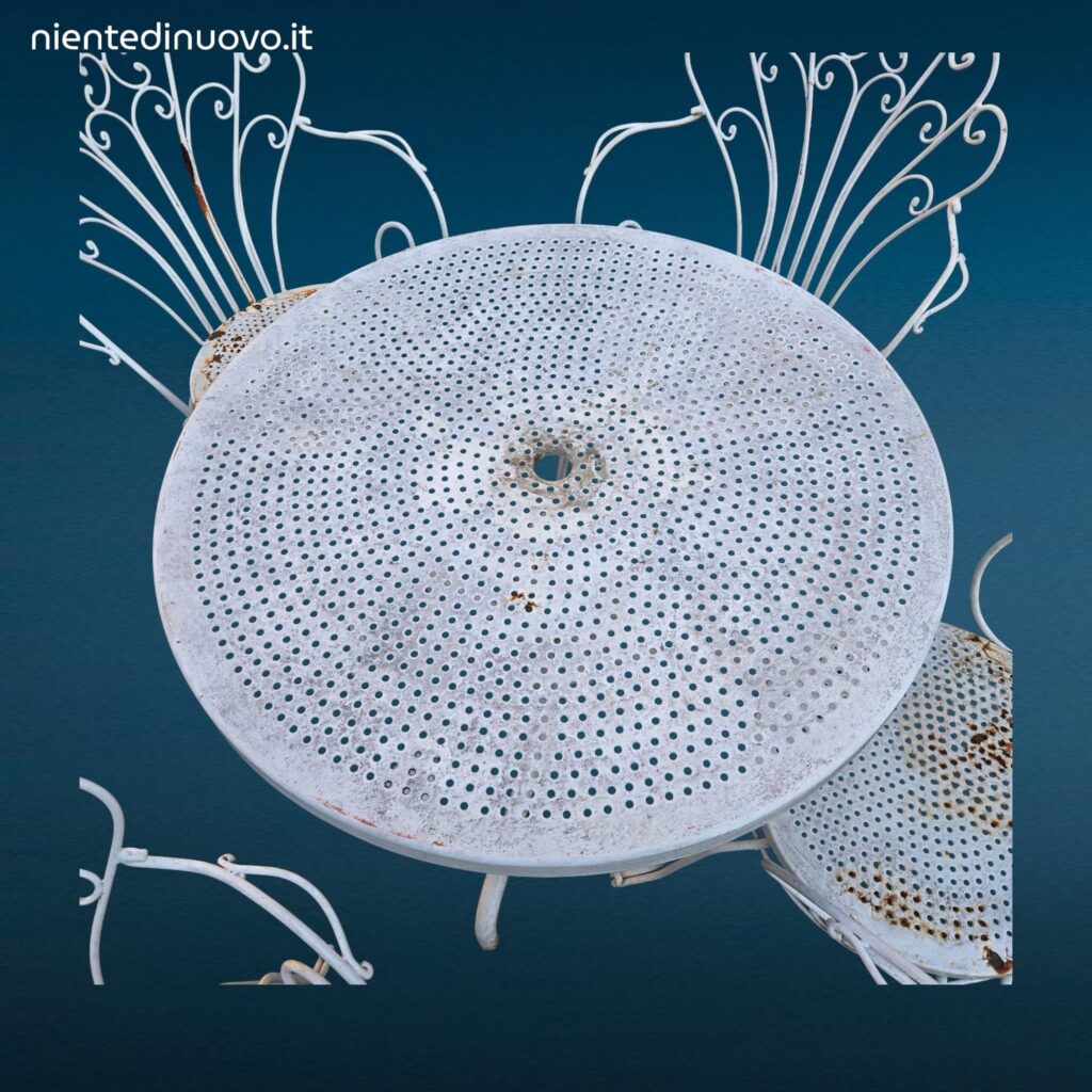 Salottino completo da esterno vintage in ferro battuto con quattro sedie e tavolino rotondo