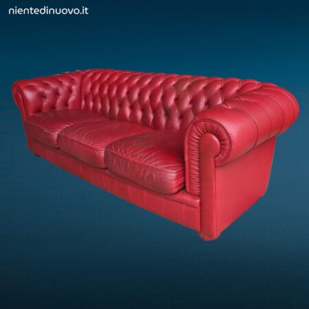 Divano Chesterfield inglese a tre posti in pelle rossa trapuntata usato
