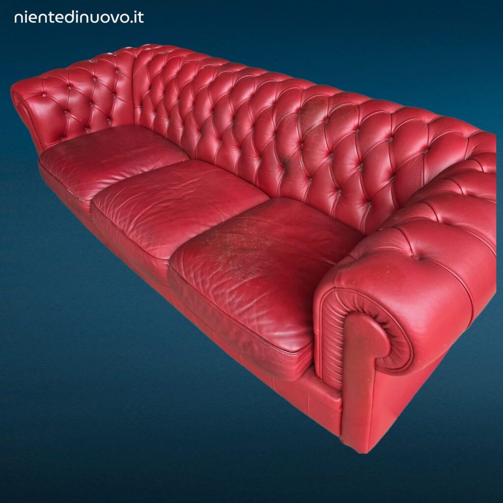 Divano Chesterfield inglese a tre posti in pelle rossa trapuntata usato