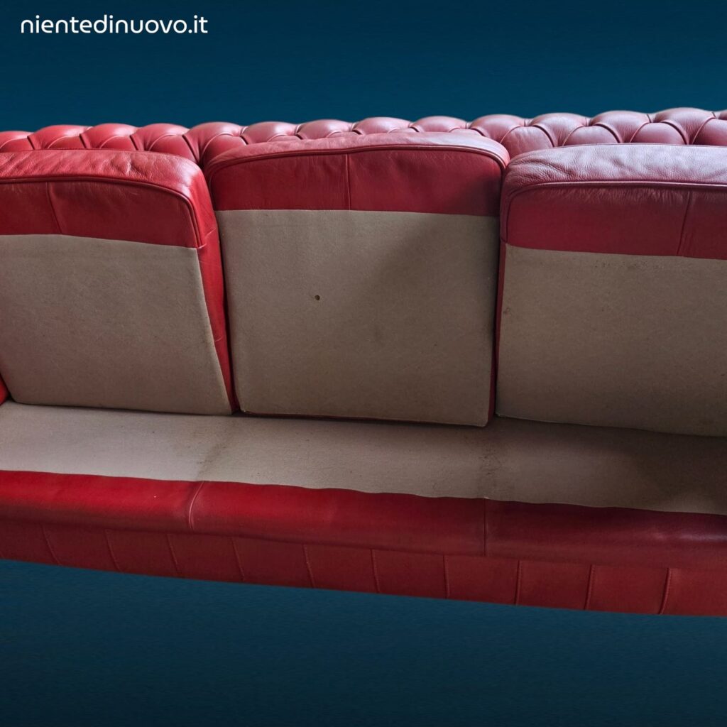 Divano Chesterfield inglese a tre posti in pelle rossa trapuntata usato