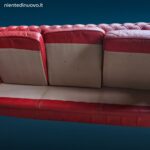 Divano Chesterfield inglese a tre posti in pelle rossa trapuntata usato