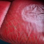 Divano Chesterfield inglese a tre posti in pelle rossa trapuntata usato