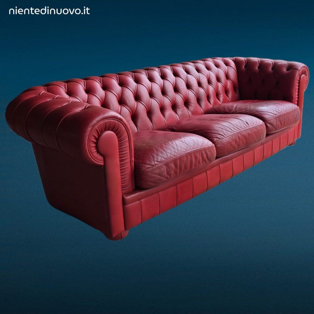 Divano Chesterfield inglese a tre posti in pelle rossa trapuntata usato