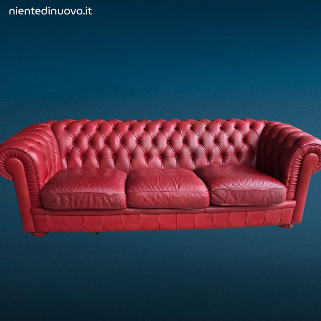 Divano Chesterfield inglese a tre posti in pelle rossa trapuntata usato