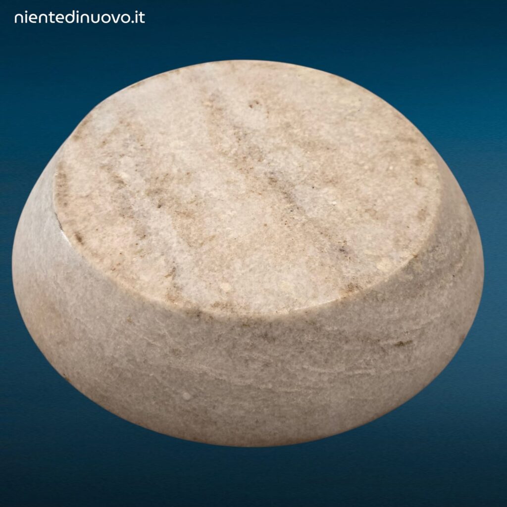 piatto in pietra intagliato a mano, unico e decorativo