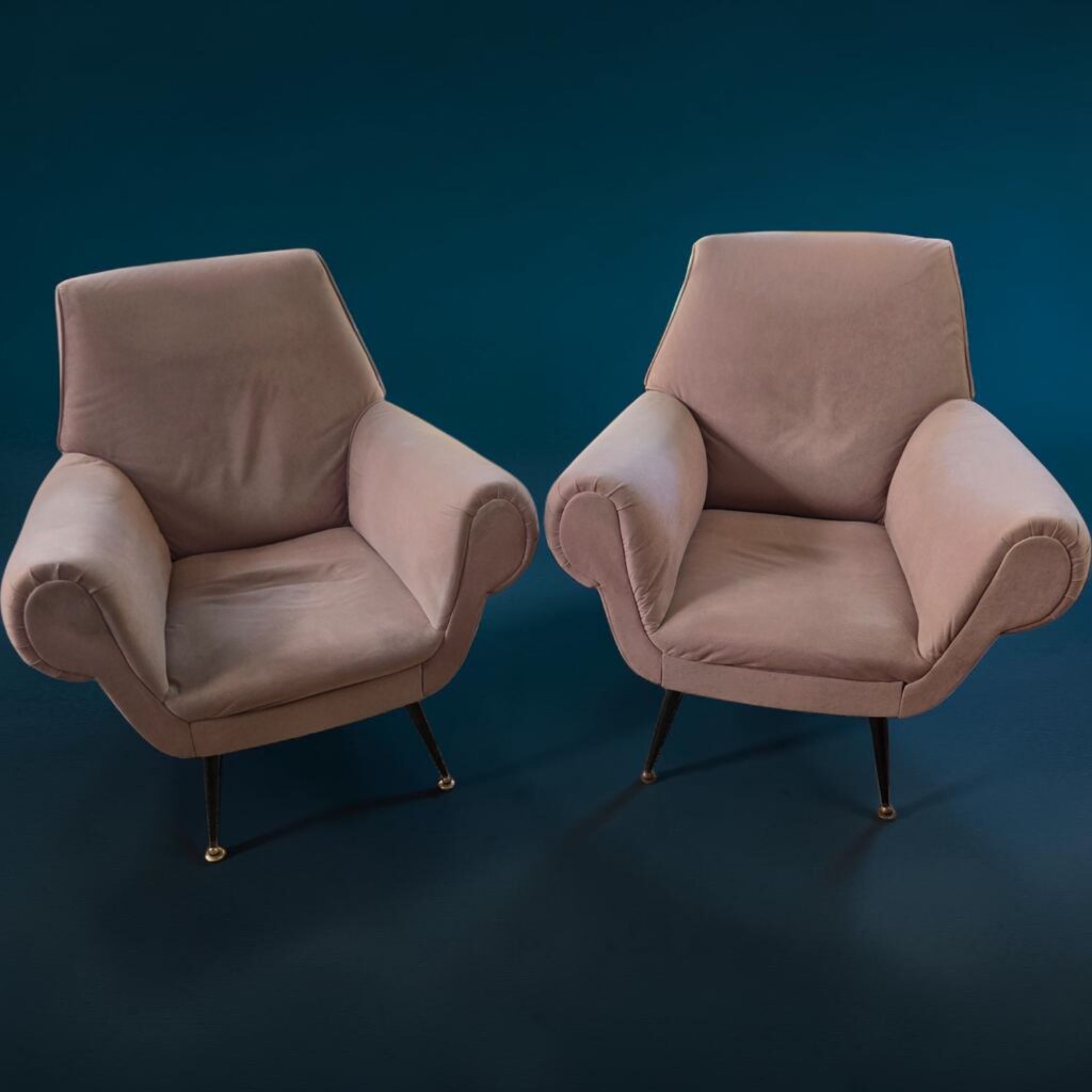 Coppia di poltrone vintage anni 60 in velluto tortora con piedini in ferro nero