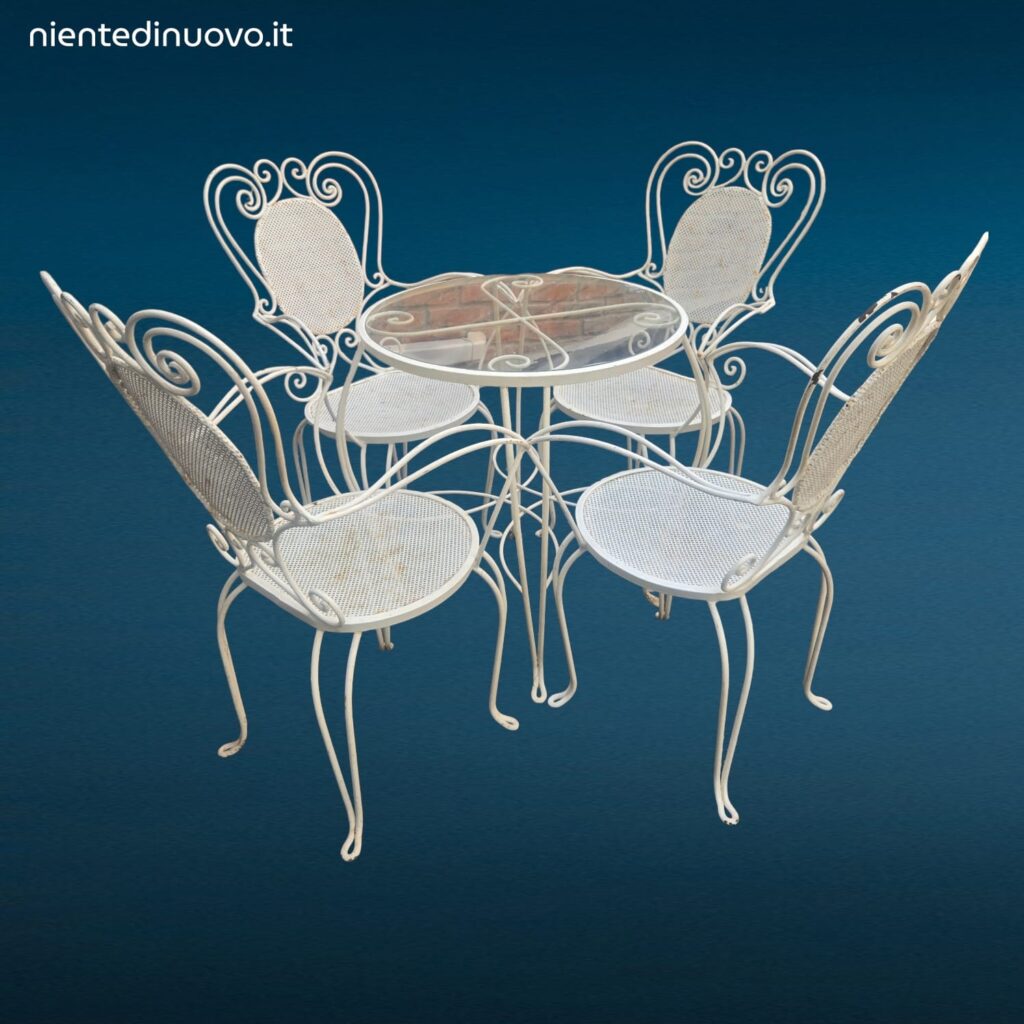 Set da giardino anni '50 in ferro battuto bianco con quattro sedie con braccioli e tavolino tondo con piano in vetro