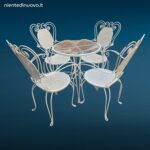 Set da giardino anni '50 in ferro battuto bianco con quattro sedie con braccioli e tavolino tondo con piano in vetro