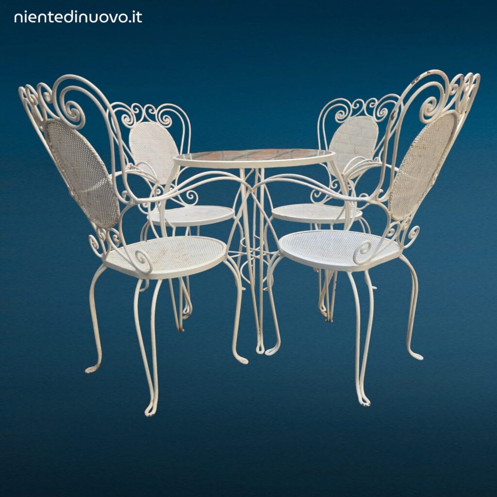 Set da giardino anni '50 in ferro battuto bianco con quattro sedie con braccioli e tavolino tondo con piano in vetro