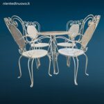 Set da giardino anni '50 in ferro battuto bianco con quattro sedie con braccioli e tavolino tondo con piano in vetro