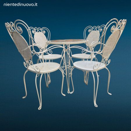 Set da giardino anni '50 in ferro battuto bianco con quattro sedie con braccioli e tavolino tondo con piano in vetro
