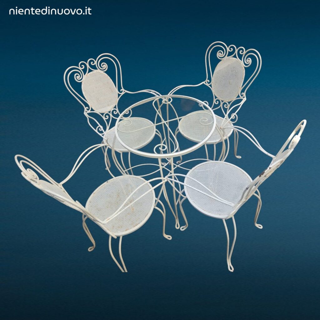Set da giardino anni '50 in ferro battuto bianco con quattro sedie con braccioli e tavolino tondo con piano in vetro
