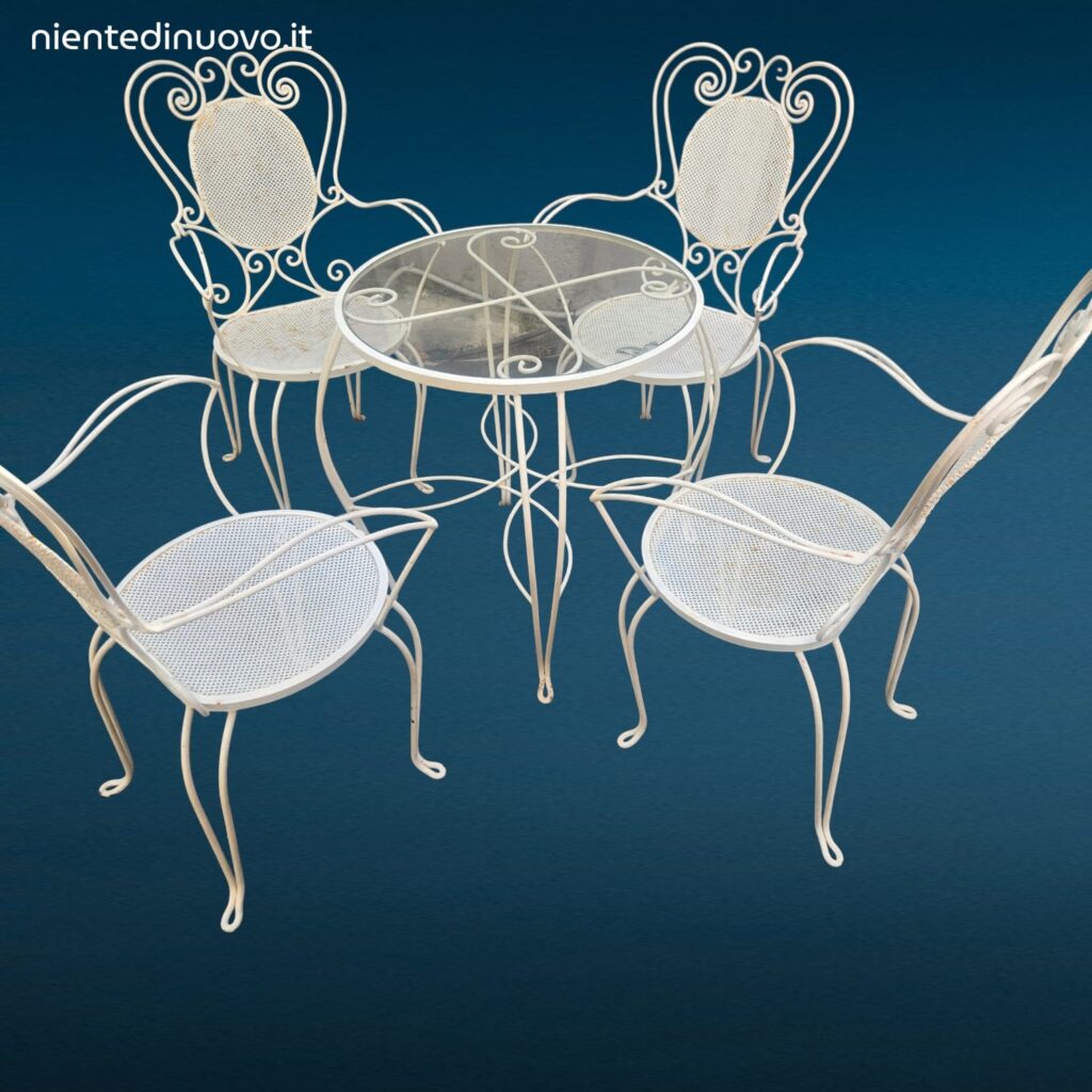 Set da giardino anni '50 in ferro battuto bianco con quattro sedie con braccioli e tavolino tondo con piano in vetro