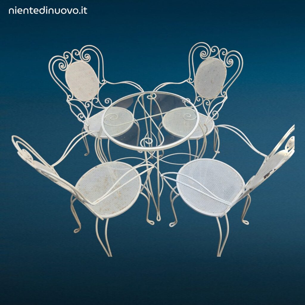 Set da giardino anni '50 in ferro battuto bianco con quattro sedie con braccioli e tavolino tondo con piano in vetro