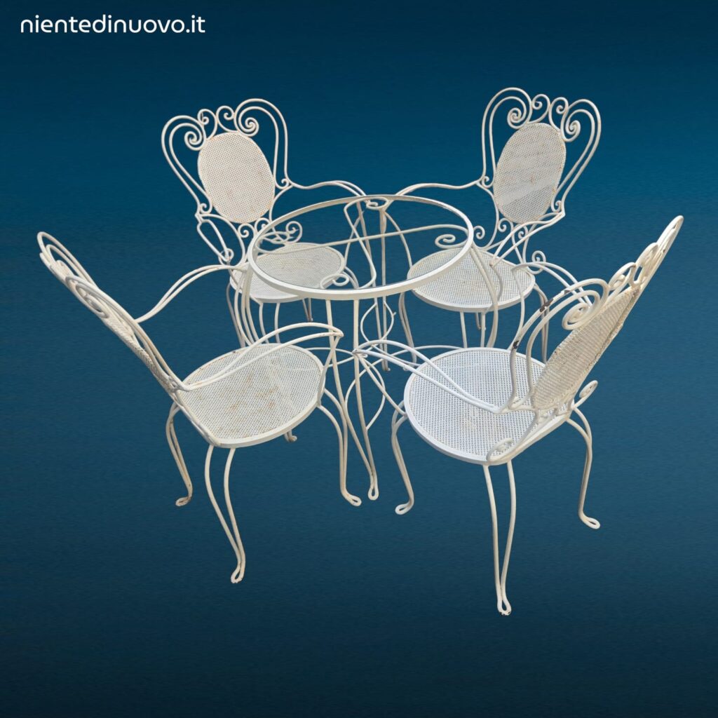 Set da giardino anni '50 in ferro battuto bianco con quattro sedie con braccioli e tavolino tondo con piano in vetro