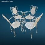 Set da giardino anni '50 in ferro battuto bianco con quattro sedie con braccioli e tavolino tondo con piano in vetro