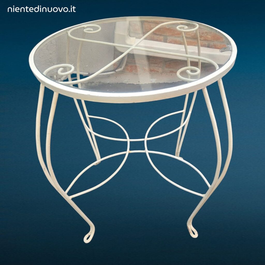 Set da giardino anni '50 in ferro battuto bianco con quattro sedie con braccioli e tavolino tondo con piano in vetro