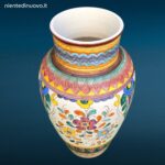 Vaso in maiolica italiana dipinta a mano con decoro floreale policromo su fondo bianco, fasce geometriche sul collo, marchio MIC, XX secolo