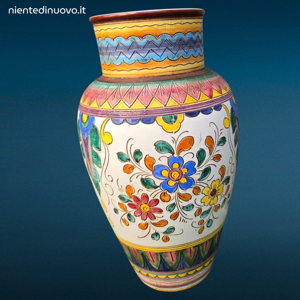 Vaso in maiolica italiana dipinta a mano con decoro floreale policromo su fondo bianco, fasce geometriche sul collo, marchio MIC, XX secolo