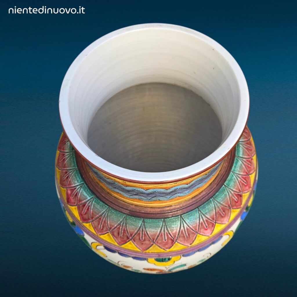 Vaso in maiolica italiana dipinta a mano con decoro floreale policromo su fondo bianco, fasce geometriche sul collo, marchio MIC, XX secolo