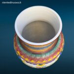 Vaso in maiolica italiana dipinta a mano con decoro floreale policromo su fondo bianco, fasce geometriche sul collo, marchio MIC, XX secolo