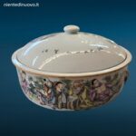 Zuppiera con coperchio in porcellana cinese policroma, decorazione con figure in abiti tradizionali e bambù, sigillo in cera lacca sul coperchio