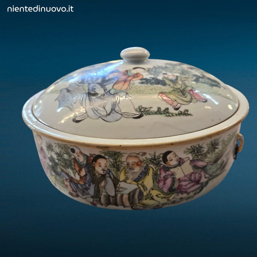 Zuppiera con coperchio in porcellana cinese policroma, decorazione con figure in abiti tradizionali e bambù, sigillo in cera lacca sul coperchio