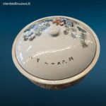 Zuppiera con coperchio in porcellana cinese policroma, decorazione con figure in abiti tradizionali e bambù, sigillo in cera lacca sul coperchio