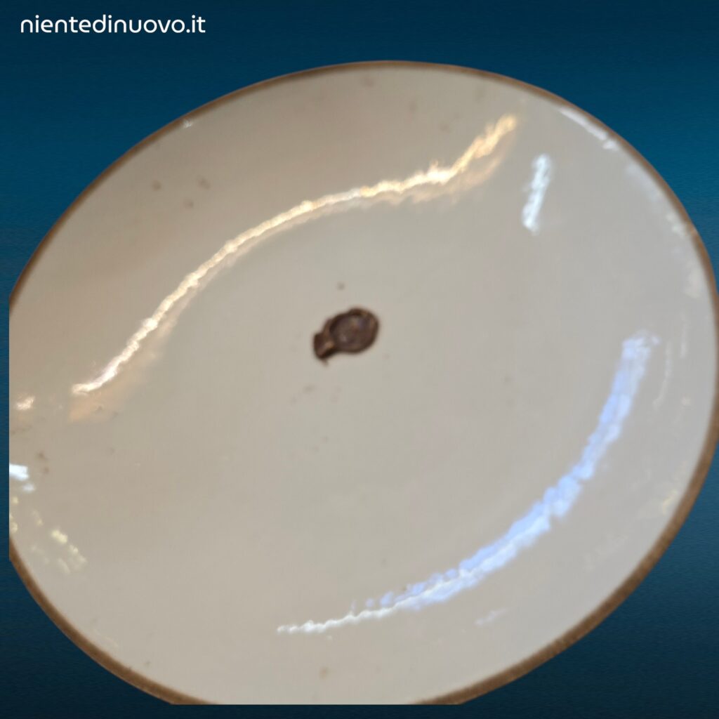 Zuppiera con coperchio in porcellana cinese policroma, decorazione con figure in abiti tradizionali e bambù, sigillo in cera lacca sul coperchio
