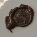 Zuppiera con coperchio in porcellana cinese policroma, decorazione con figure in abiti tradizionali e bambù, sigillo in cera lacca sul coperchio