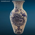 Vaso in maiolica bianco e blu con decorazione floreale e uccello del paradiso, manifattura di Nove di Bassano, XX secolo