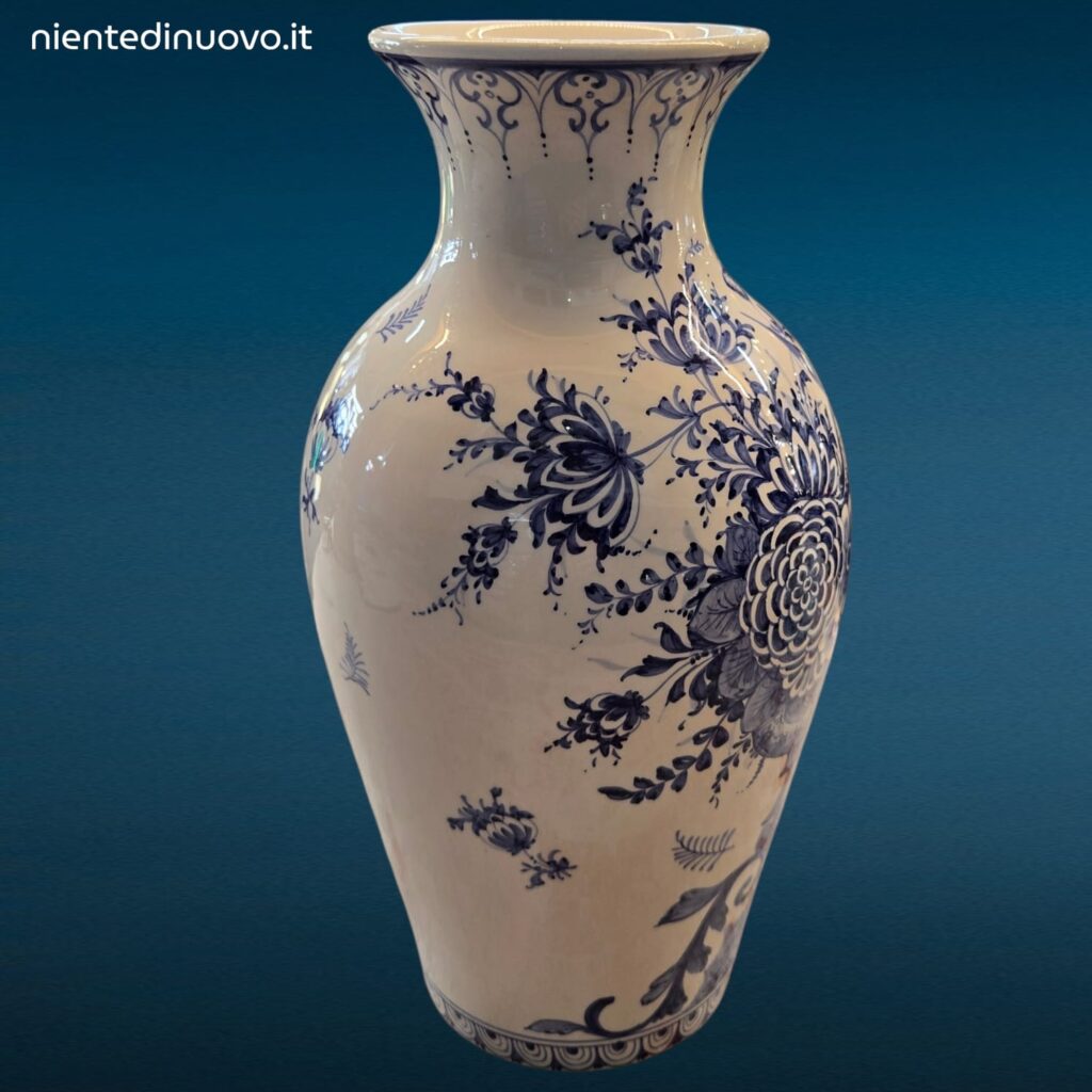 Vaso in maiolica bianco e blu con decorazione floreale e uccello del paradiso, manifattura di Nove di Bassano, XX secolo