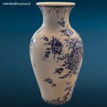 Vaso in maiolica bianco e blu con decorazione floreale e uccello del paradiso, manifattura di Nove di Bassano, XX secolo