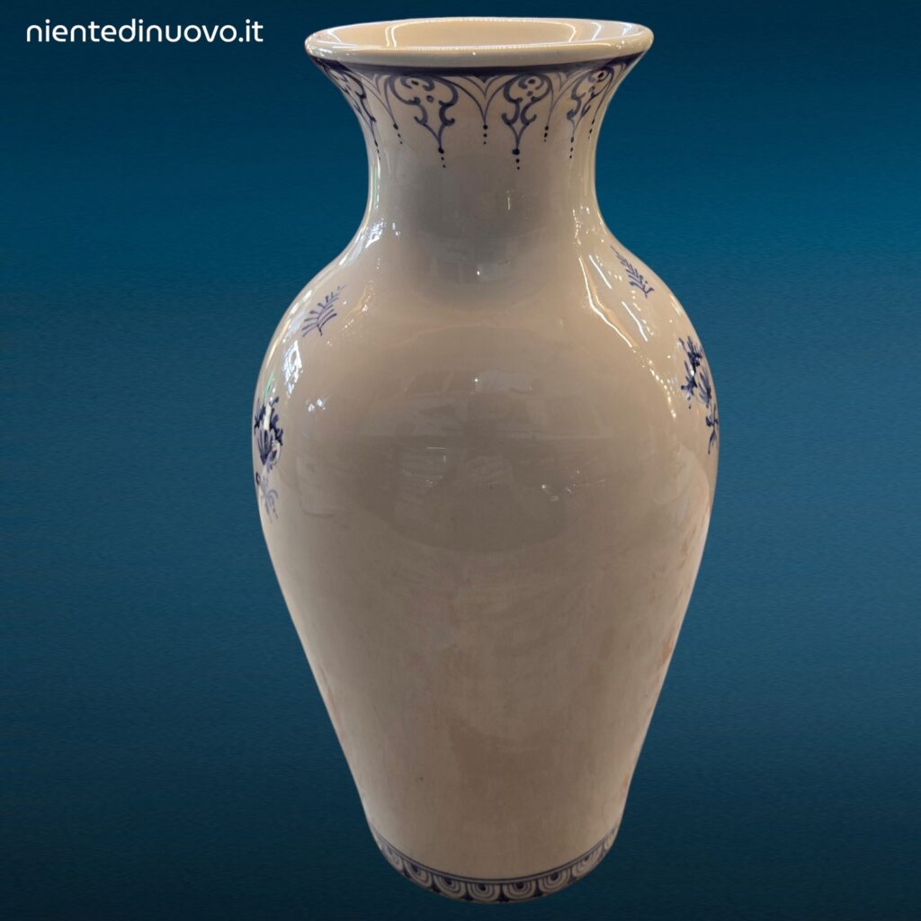 Vaso in maiolica bianco e blu con decorazione floreale e uccello del paradiso, manifattura di Nove di Bassano, XX secolo