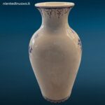 Vaso in maiolica bianco e blu con decorazione floreale e uccello del paradiso, manifattura di Nove di Bassano, XX secolo