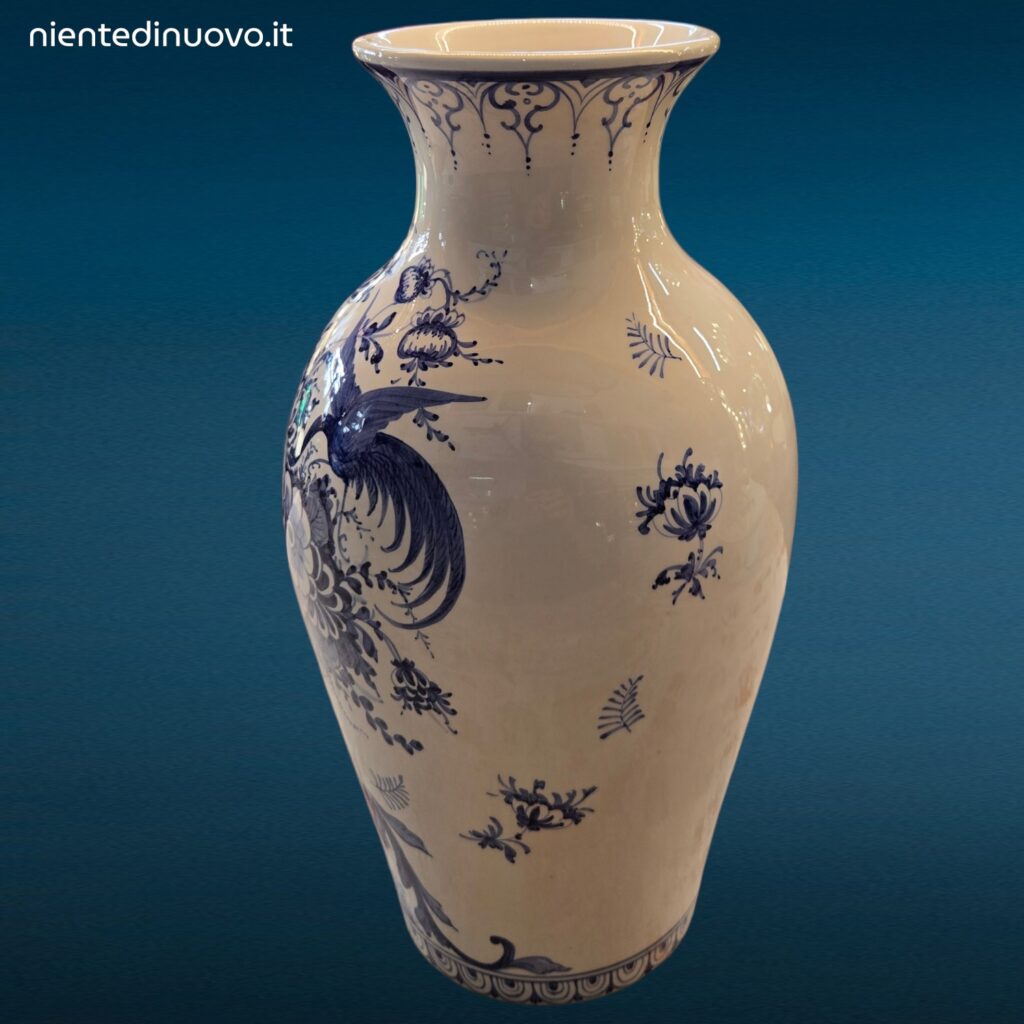 Vaso in maiolica bianco e blu con decorazione floreale e uccello del paradiso, manifattura di Nove di Bassano, XX secolo