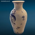 Vaso in maiolica bianco e blu con decorazione floreale e uccello del paradiso, manifattura di Nove di Bassano, XX secolo