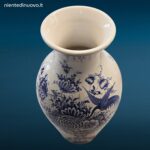 Vaso in maiolica bianco e blu con decorazione floreale e uccello del paradiso, manifattura di Nove di Bassano, XX secolo