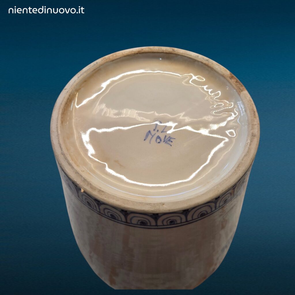 Vaso in maiolica bianco e blu con decorazione floreale e uccello del paradiso, manifattura di Nove di Bassano, XX secolo
